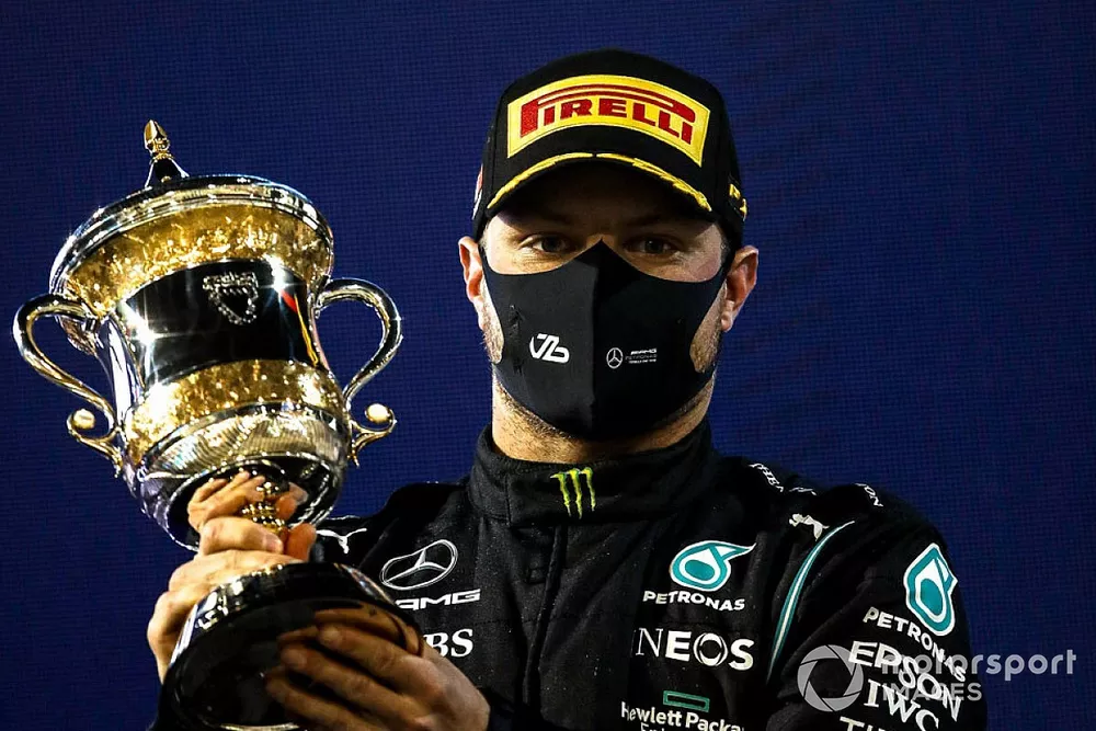 Valtteri Bottas, Mercedes sur le podium avec son troph&eacute;e