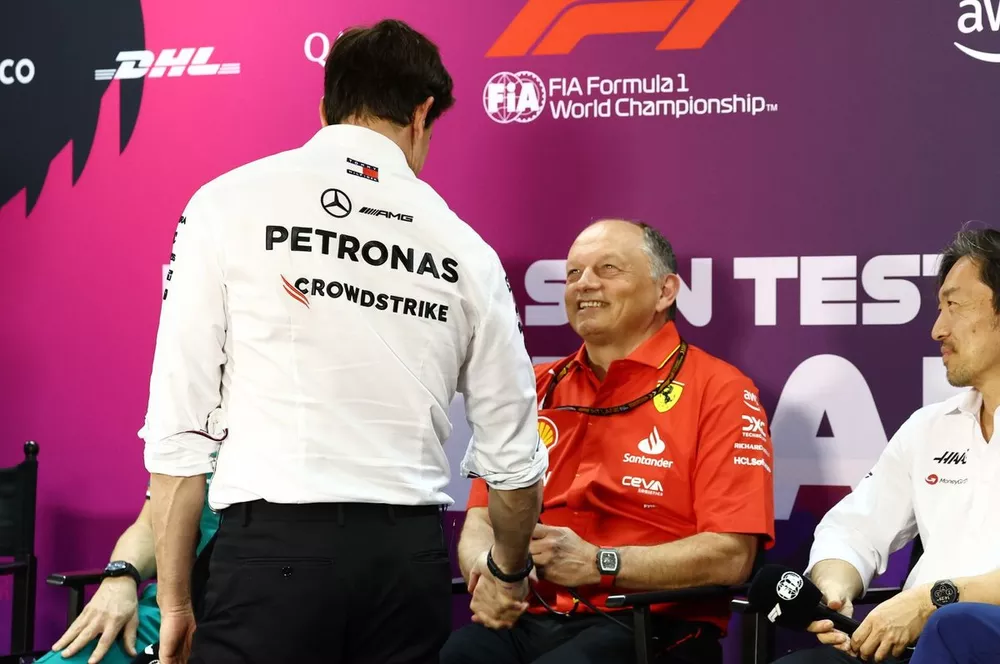 Toto Wolff, director de Mercedes-AMG, saluda a Frederic Vasseur, director de Ferrari