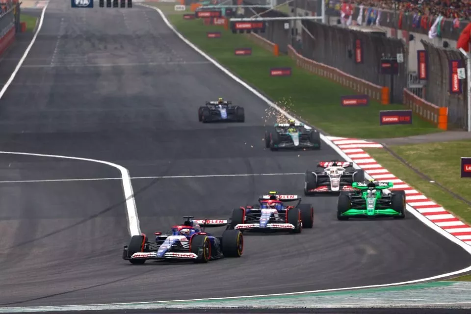 Daniel Ricciardo, RB F1 Team VCARB 01, Yuki Tsunoda, RB F1 Team VCARB 01, Zhou Guanyu, Kick Sauber C44
