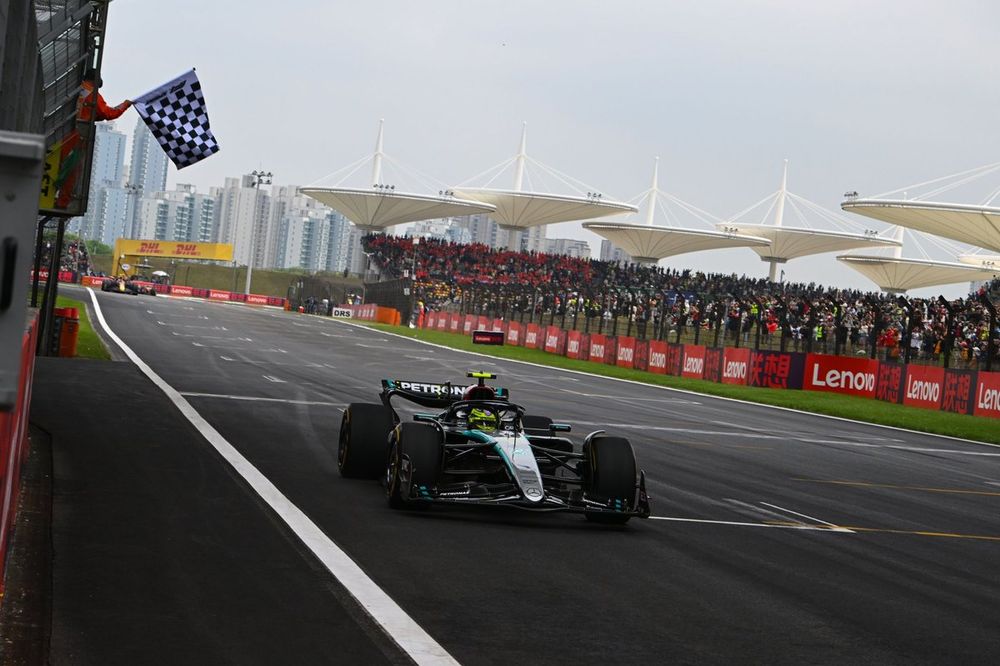 Lewis Hamilton, Mercedes F1 W15, 2ª posición, pasa por la bandera a cuadros al final de la Sprint Race