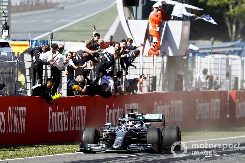 El ganador de la carrera pasa por encima de la l&iacute;nea de meta con la bandera a cuadros ondeando con el Mercedes AMG F1 celebrando 