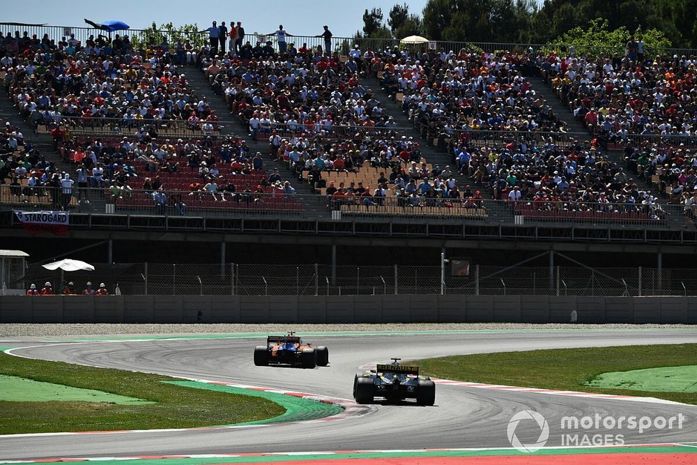 Carlos Sainz Jr., McLaren MCL34, y Daniel Ricciardo, Renault R.S.19