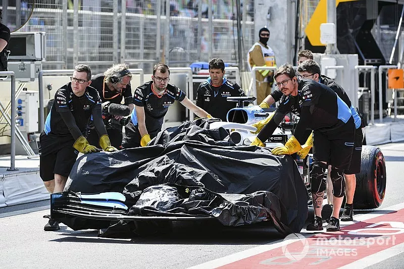 La monoposto danneggiata di George Russell, Williams Racing FW42