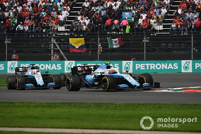 Robert Kubica, Williams FW42, leads George Russell, Williams Racing FW42