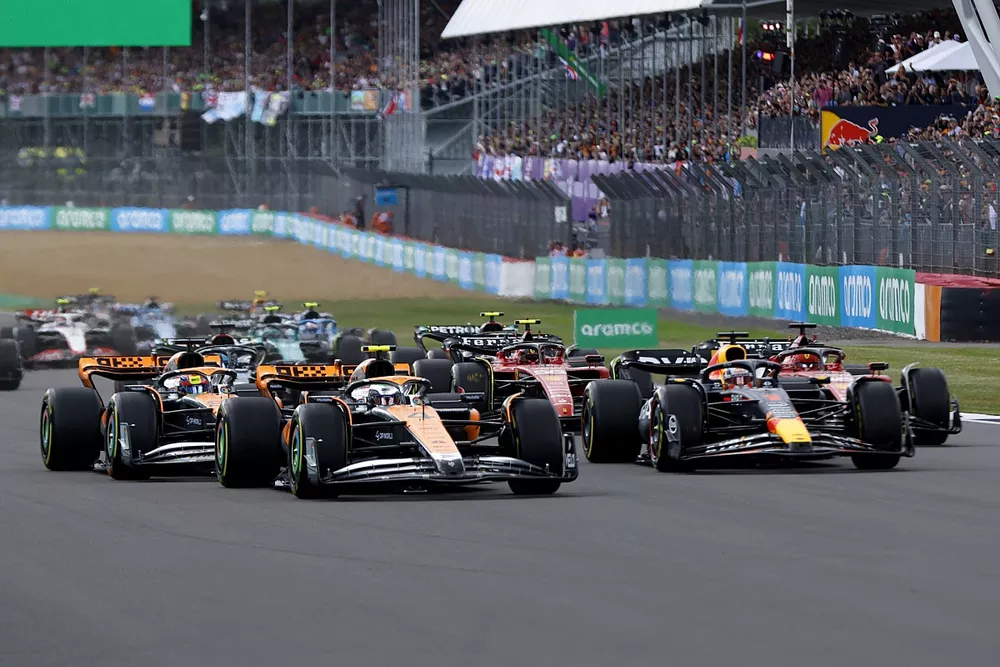 Lando Norris, McLaren MCL60, Max Verstappen, Red Bull Racing RB19, Oscar Piastri, McLaren MCL60, Charles Leclerc, Ferrari SF-23, George Russell, Mercedes F1 W14, Carlos Sainz, Ferrari SF-23, the rest of the field at the start