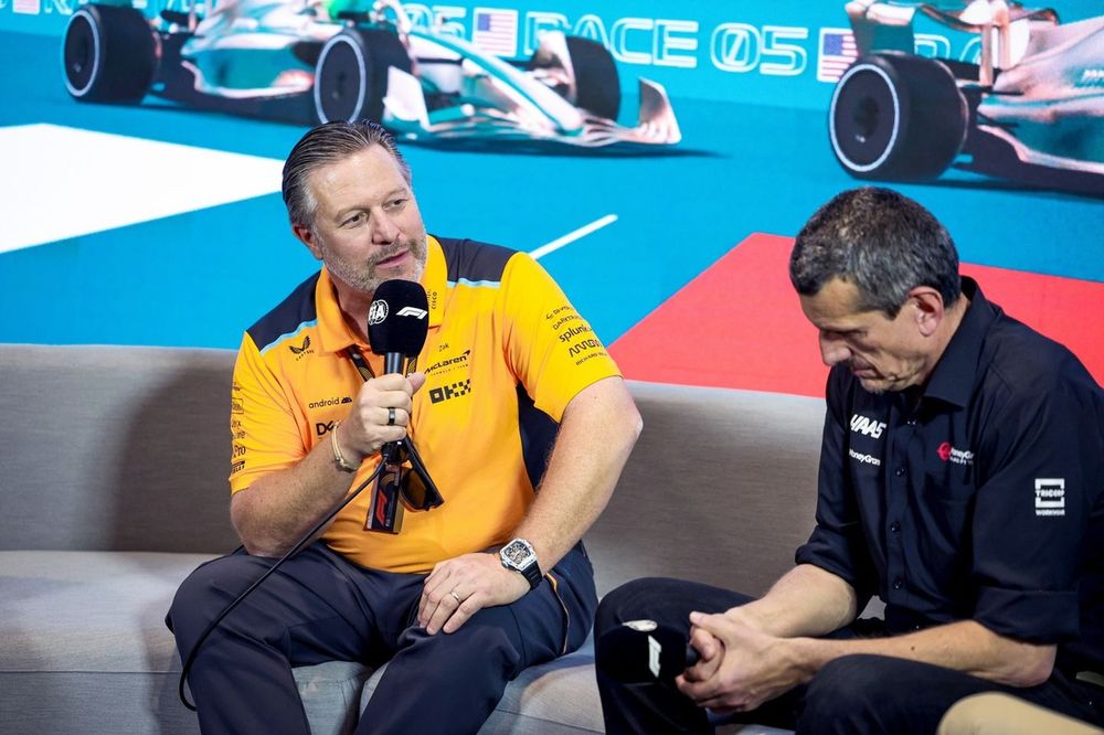 Zak Brown, Director Ejecutivo de McLaren Racing, Guenther Steiner, Director del equipo Haas F1 Team, en la rueda de prensa de los directores de equipo.