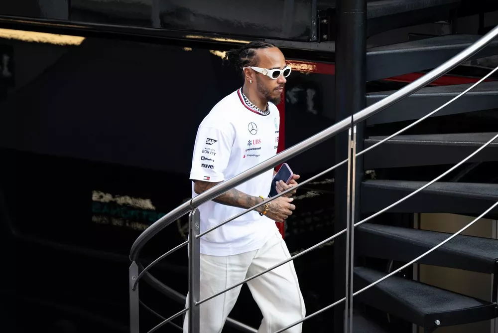 Lewis Hamilton, Mercedes-AMG F1 Takımı, Mercedes AMG misafirperverlik biriminin merdivenlerinden yukarı yürürken