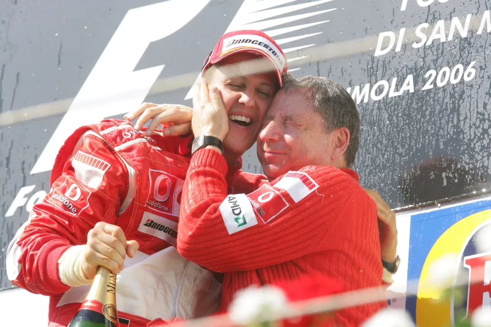 Michael Schumacher, Ferrari 248F1, y Jean Todt celebran en el podio