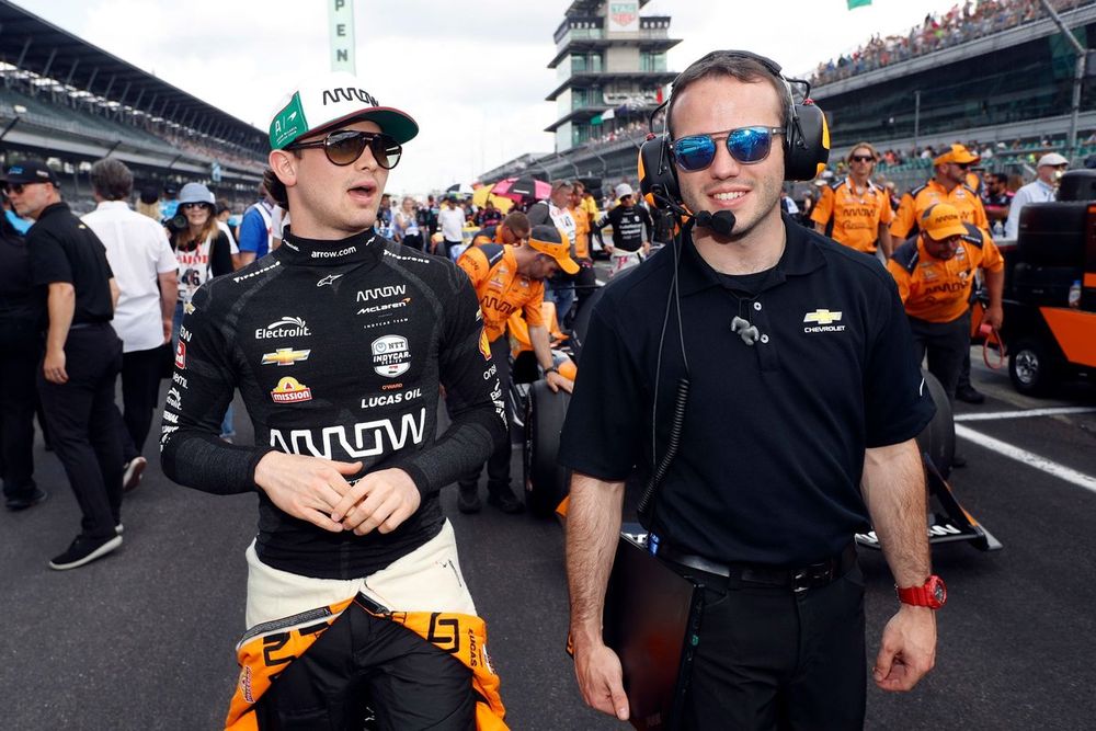 Pato O'Ward, Arrow McLaren Chevrolet con un ingeniero de Chevrolet