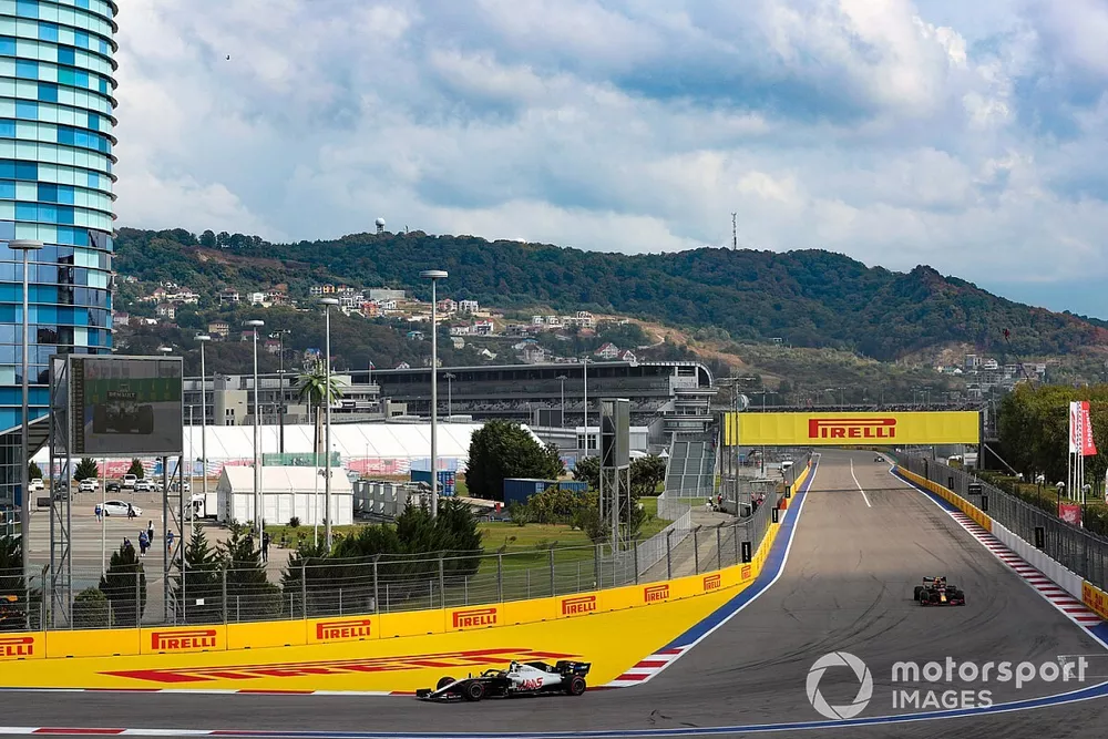 Kevin Magnussen, Haas VF-20, Alex Albon, Red Bull Racing RB16