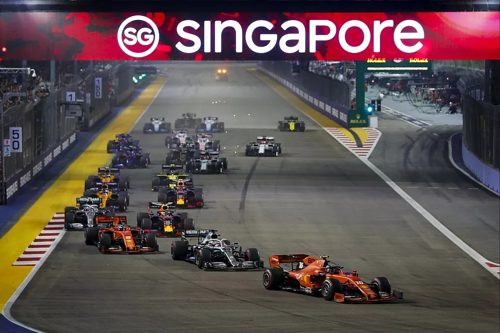 Charles Leclerc, Ferrari SF90 voor Lewis Hamilton, Mercedes AMG F1 W10, Sebastian Vettel, Ferrari SF90, Valtteri Bottas, Mercedes AMG W10 en Max Verstappen, Red Bull Racing RB15 bij de start van de race