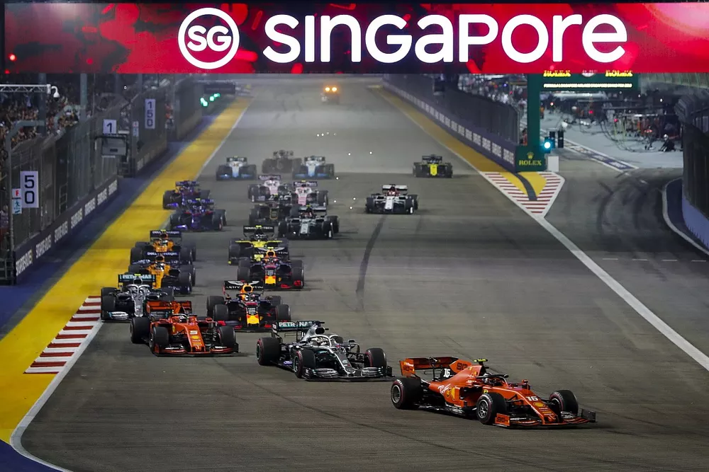 Charles Leclerc, Ferrari SF90 devant Lewis Hamilton, Mercedes AMG F1 W10, Sebastian Vettel, Ferrari SF90, Valtteri Bottas, Mercedes AMG W10 et Max Verstappen, Red Bull Racing RB15 au départ