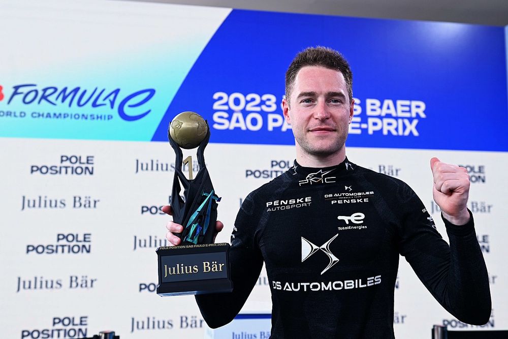 Stoffel Vandoorne, DS Penske, con su premio Julius Baer a la pole position