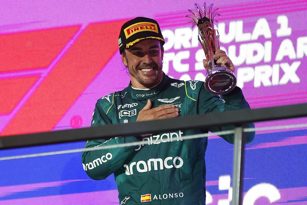 Fernando Alonso, Aston Martin F1 Team, provvisoriamente 3&deg;, con il trofeo