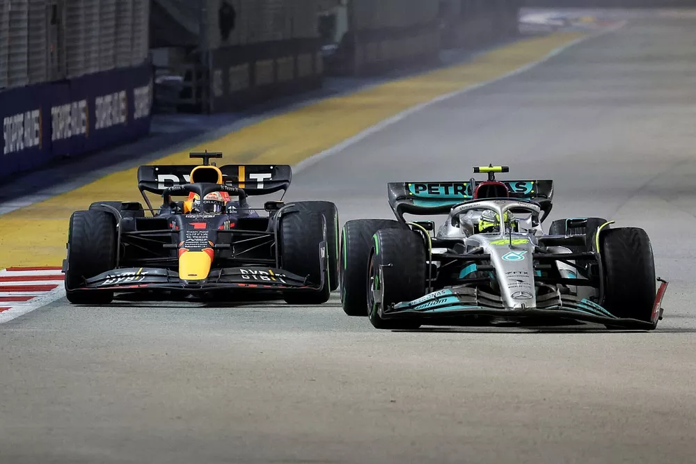 Max Verstappen, Red Bull Racing RB18, vecht met Lewis Hamilton, Mercedes W13
