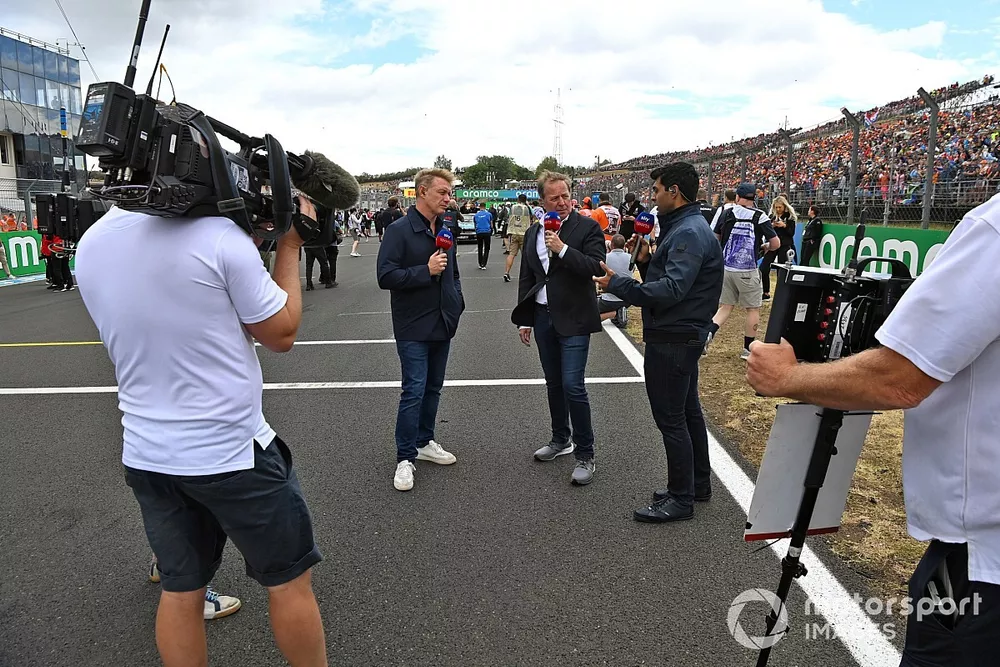 Martin Brundle, Sky TV, Karun Chandhok, Sky TV and Simon Lazenby, Sky TV, on the grid