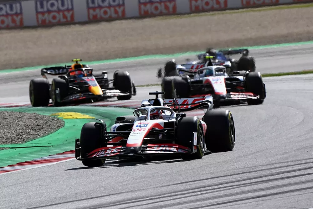 Kevin Magnussen, Haas VF-22, Mick Schumacher, Haas VF-22, Sergio Perez, Red Bull Racing RB18