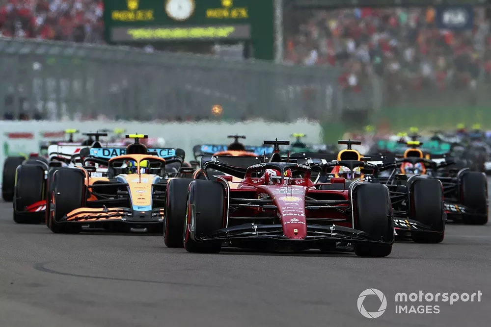 Charles Leclerc, Ferrari F1-75, the field away at the start