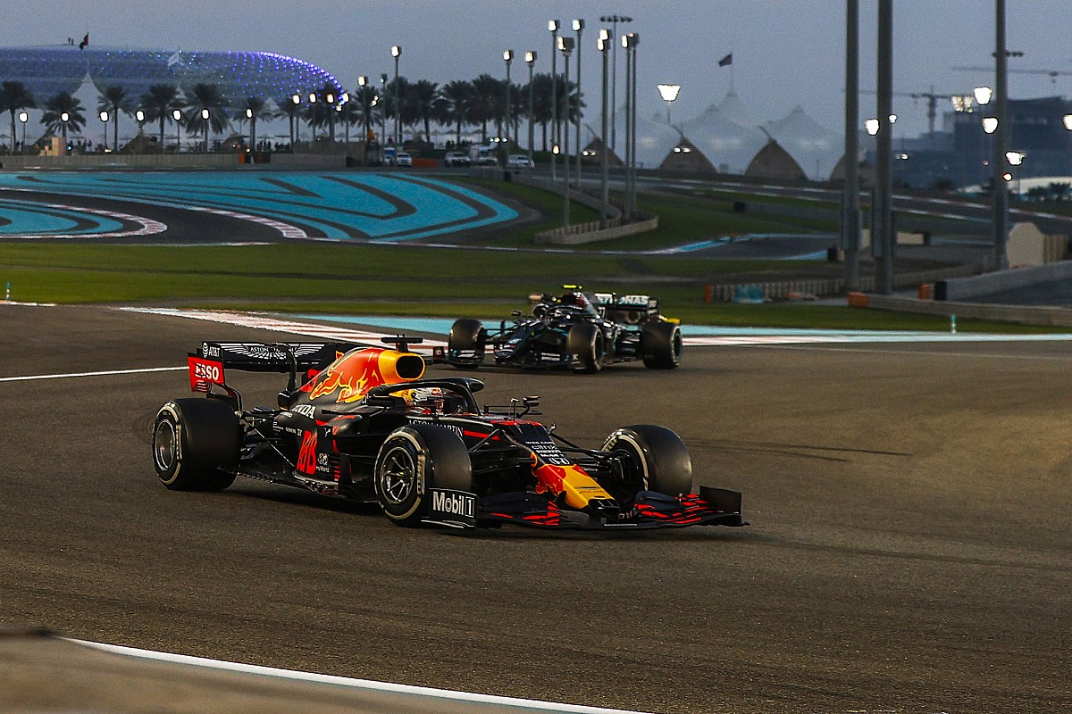 楽しめるレースだった」マックス・フェルスタッペン、タイヤバーストの