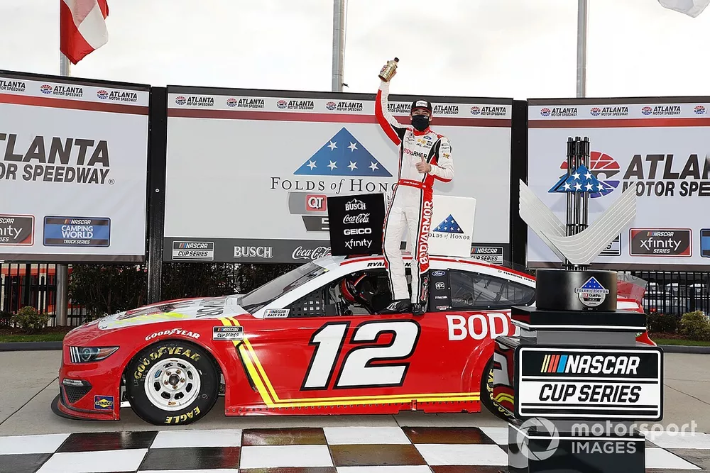 El ganador de la carrera, Ryan Blaney, Team Penske, Ford Mustang BodyArmor
