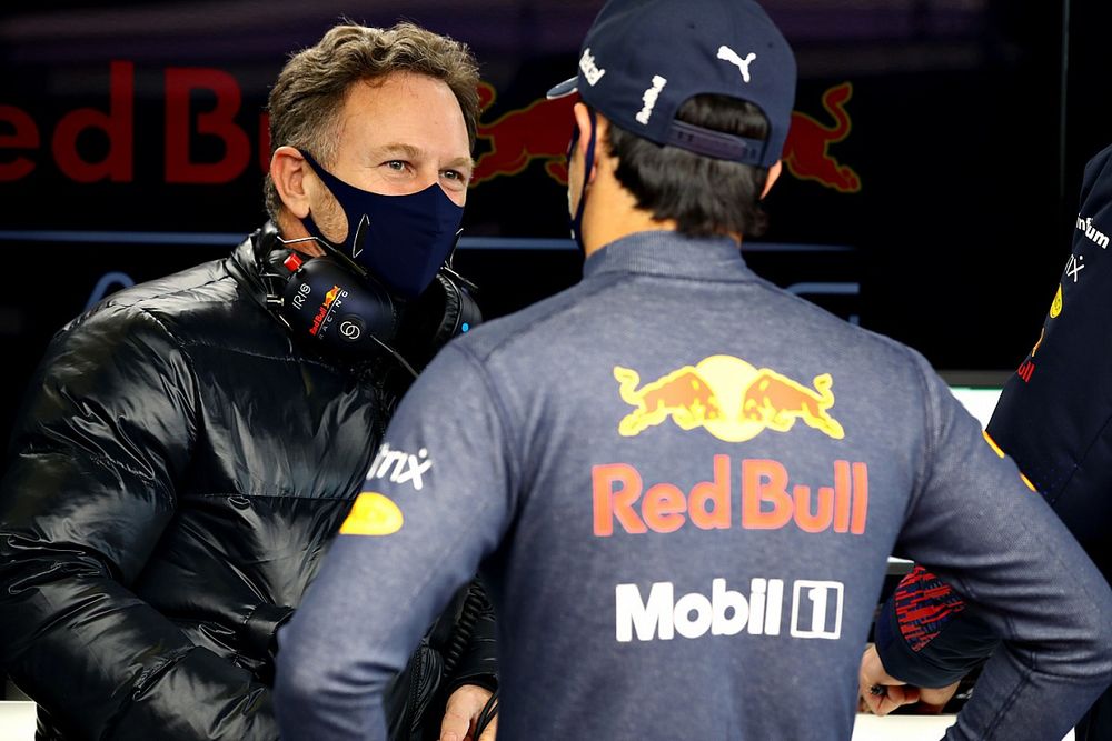 Sergio Pérez, de Red Bull Racing, habla con el director del equipo, Christian Horner