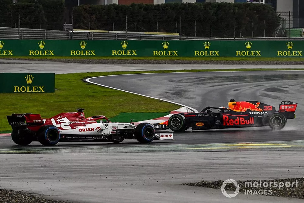 Max Verstappen, Red Bull Racing RB16, fait un tête à queue devant Kimi Raikkonen, Alfa Romeo Racing C39