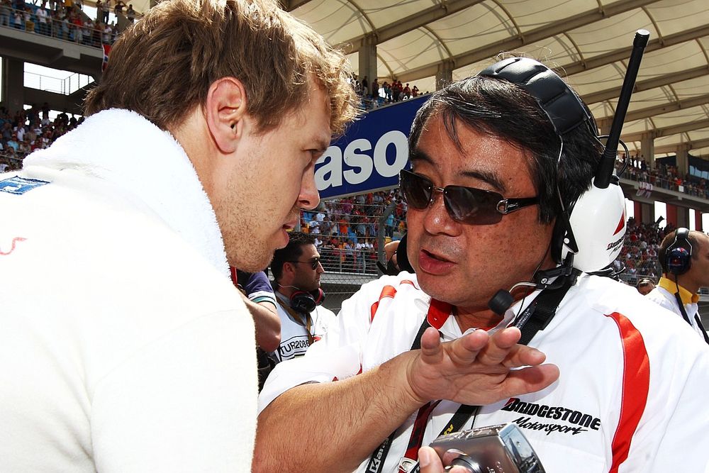 Sebastian Vettel (GER) Red Bull Racing talks with Hiroshi Yasukawa (JPN) Bridgestone Director of Motorsport on the grid.
Formula One World Championship, Rd 7, Turkish Grand Prix, Race, Istanbul Park, Turkey, Sunday 30 May 2010.
