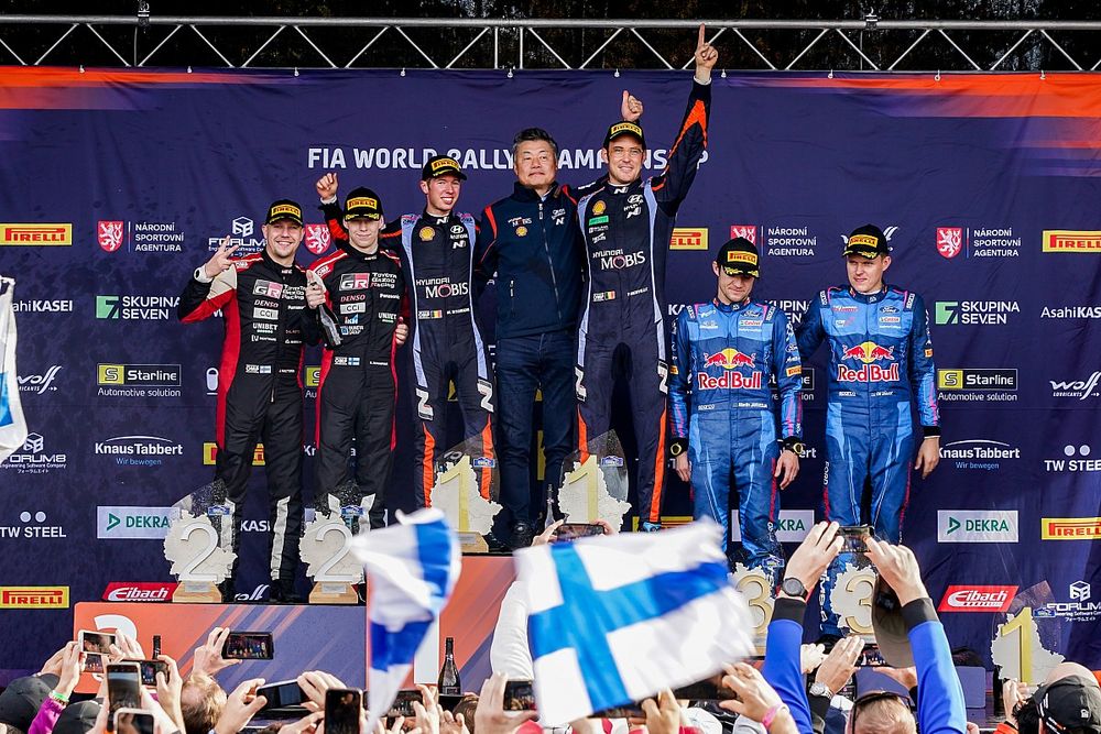 Podio: ganador Thierry Neuville, Martijn Wydaeghe, Hyundai World Rally Team Hyundai i20 N Rally1, segundo puesto Kalle Rovanperä, Jonne Halttunen, Toyota Gazoo Racing WRT Toyota GR Yaris Rally1, tercer puesto Ott Tänak, Martin Järveoja, M-Sport Ford World Rally Team Ford Puma Rally1