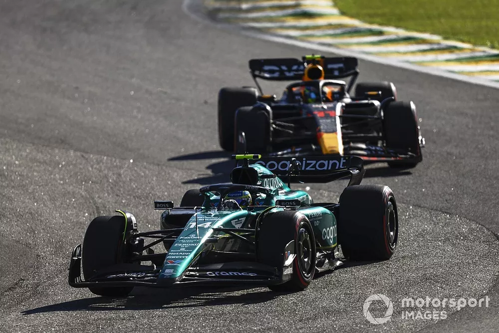 Fernando Alonso, Aston Martin AMR23, lidera Sergio P&eacute;rez, Red Bull Racing RB19