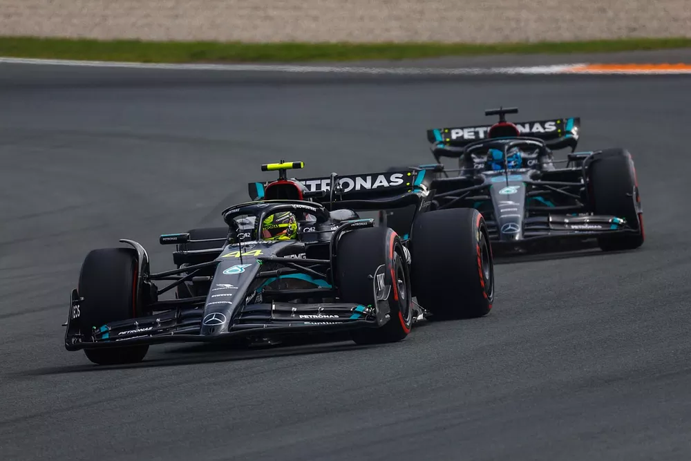 Lewis Hamilton, Mercedes F1 W14, George Russell, Mercedes F1 W14