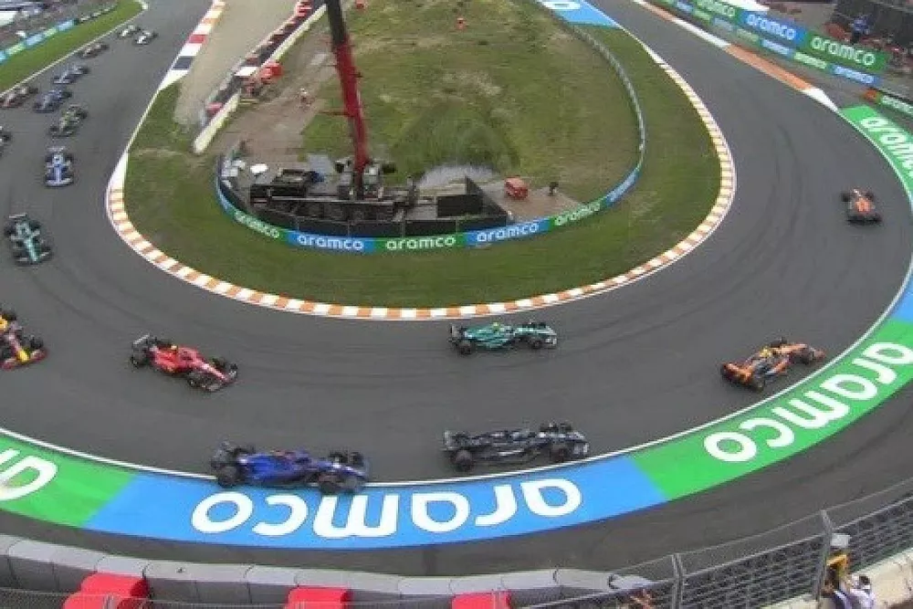Alonso adelanta a dos coches en la curva 3