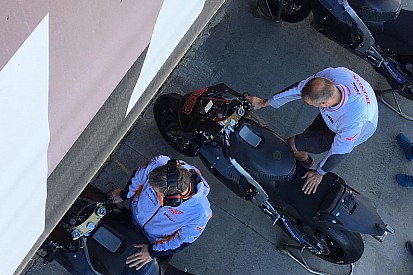Ecco la Honda RC213V di Jorge Lorenzo per i test di Valencia: è nera con il numero 99 rosso