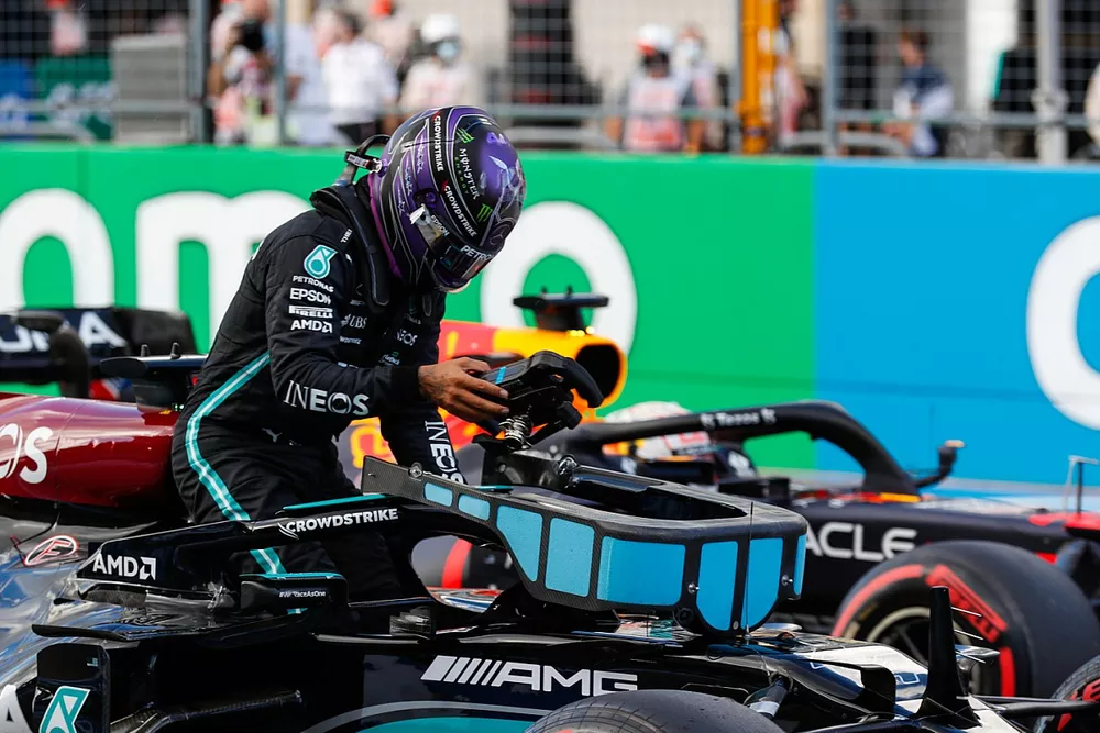 Lewis Hamilton, de Mercedes, llega al Parc Ferme tras la clasificaci&oacute;n
