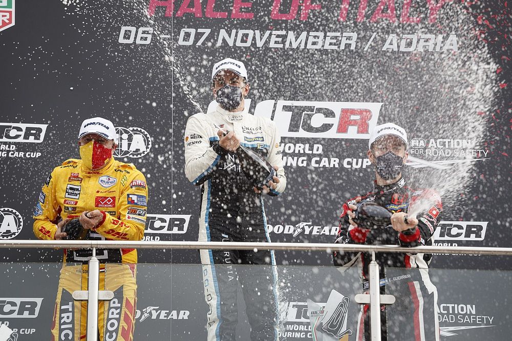 Podio: Ganador de la carrera Santiago Urrutia, Cyan Performance Lynk & Co Lynk & Co 03 TCR, segundo lugar Tom Coronel, Comtoyou DHL Team Audi Sport Audi RS 3 LMS, tercer lugar Esteban Guerrieri, ALL-INKL.COM Münnich Motorsport Honda Civic Type R TCR