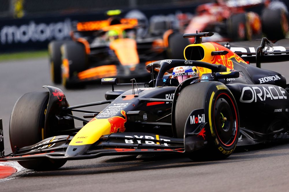 Max Verstappen, Red Bull Racing RB20, adelanta a Lando Norris, McLaren MCL38