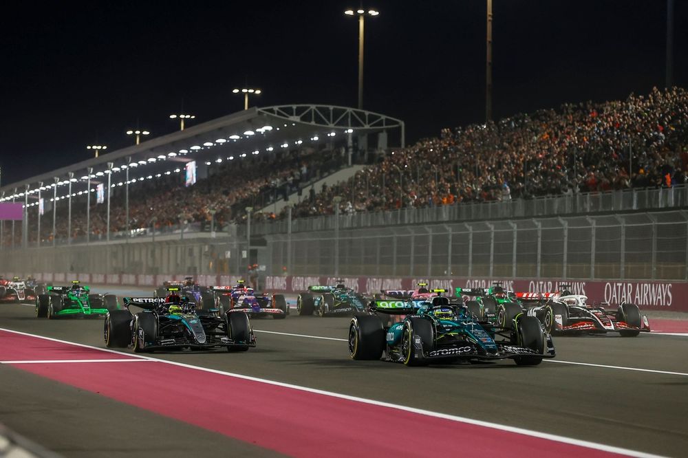 Fernando Alonso, Aston Martin AMR24, Kevin Magnussen, Haas VF-24, Lewis Hamilton, Mercedes F1 W15, Valtteri Bottas, KICK Sauber C44, o restante do campo
