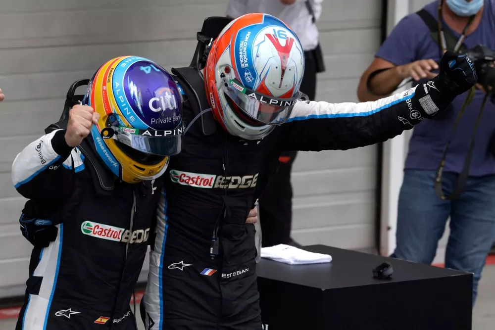Esteban Ocon, Alpine F1, 1&ordf; posici&oacute;n, y Fernando Alonso, Alpine F1, celebran en el Parc Ferme