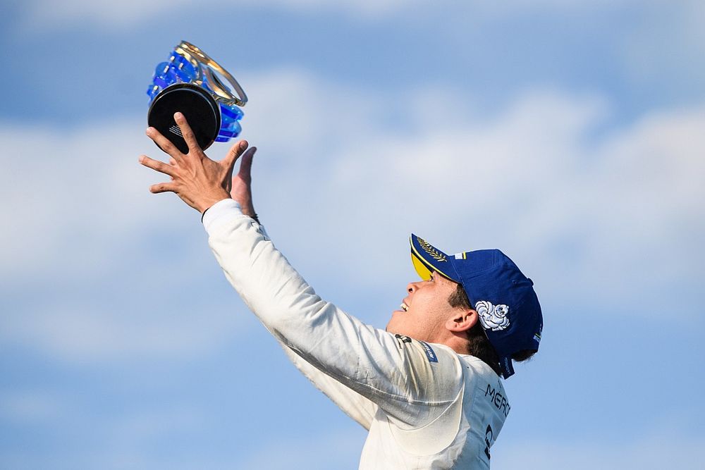 Podio: campe&oacute;n Nyck de Vries, Mercedes-Benz EQ