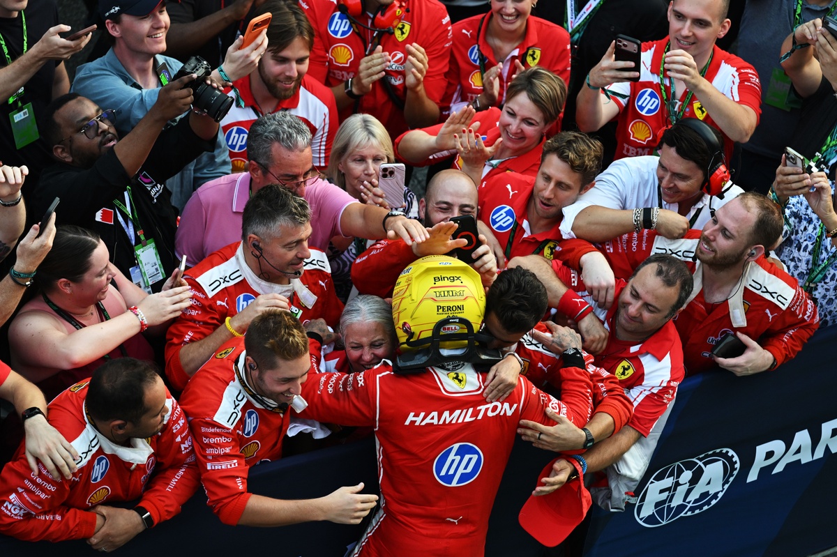 Hamilton celebra su podio 208 en Malasia tras corregir el error estratégico de Ferrari con slicks