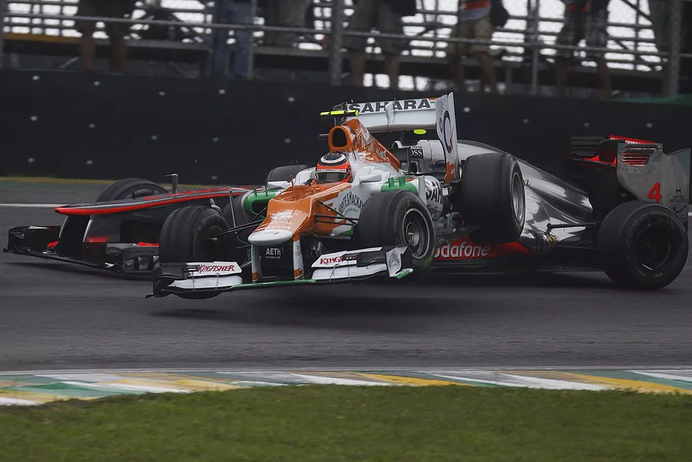 Nico Hulkenberg, Force India VJM05 Mercedes, s'accroche avec Lewis Hamilton, McLaren MP4-27 Mercedes, en tête de la course