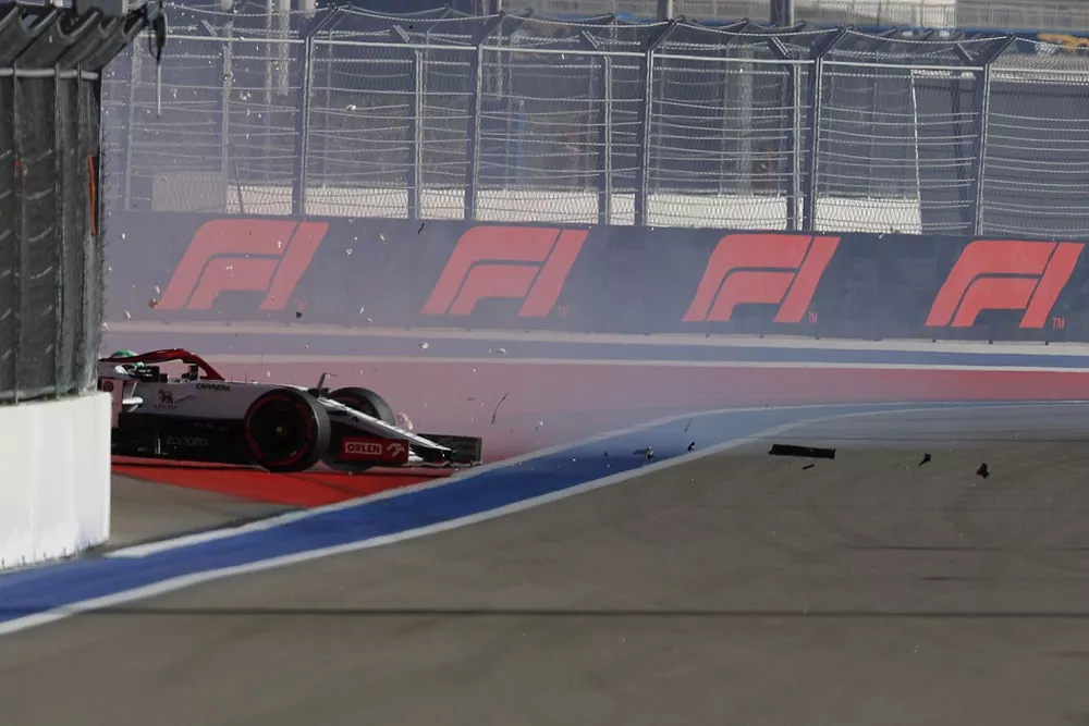 Antonio Giovinazzi, Alfa Romeo Racing C41 choca durante los entrenamientos