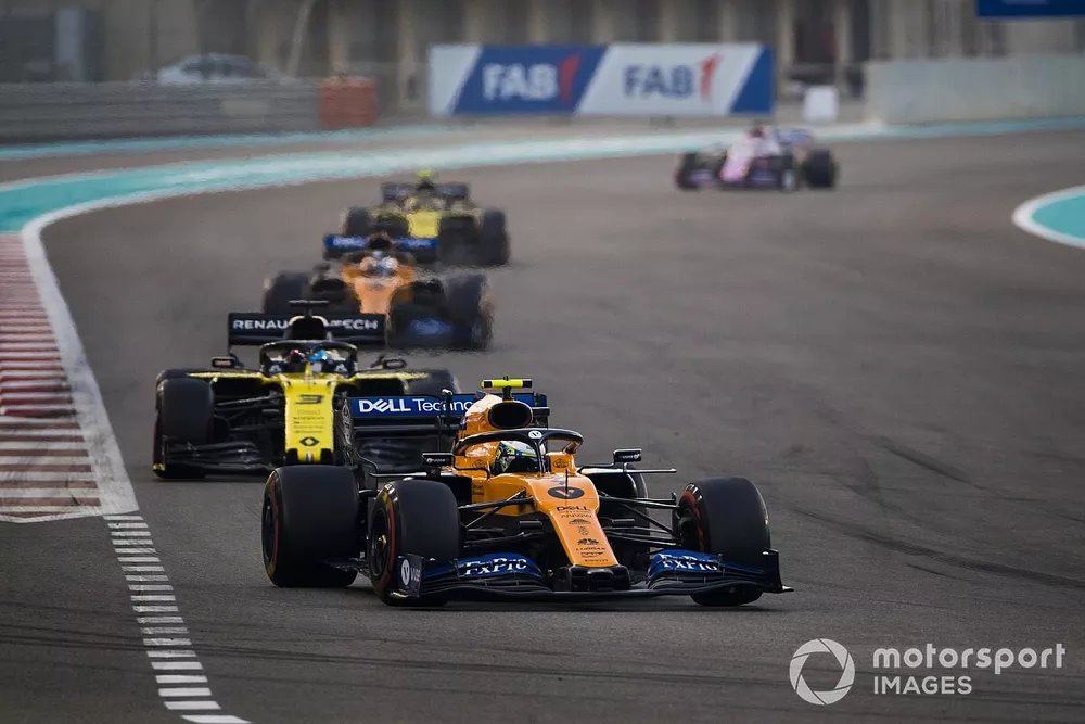 Lando Norris, McLaren MCL34, voor Daniel Ricciardo, Renault F1 Team R.S.19, Carlos Sainz Jr., McLaren MCL34, en Nico Hulkenberg, Renault F1 Team R.S. 19