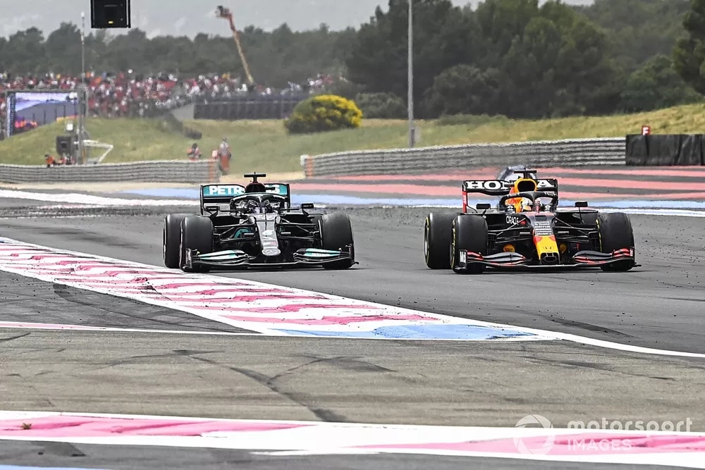 Max Verstappen, Red Bull Racing RB16B overtakes Lewis Hamilton, Mercedes W12 