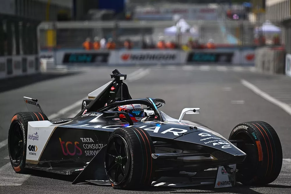 Mitch Evans, Jaguar Racing, Jaguar I-TYPE 6, heads to the garage with damage