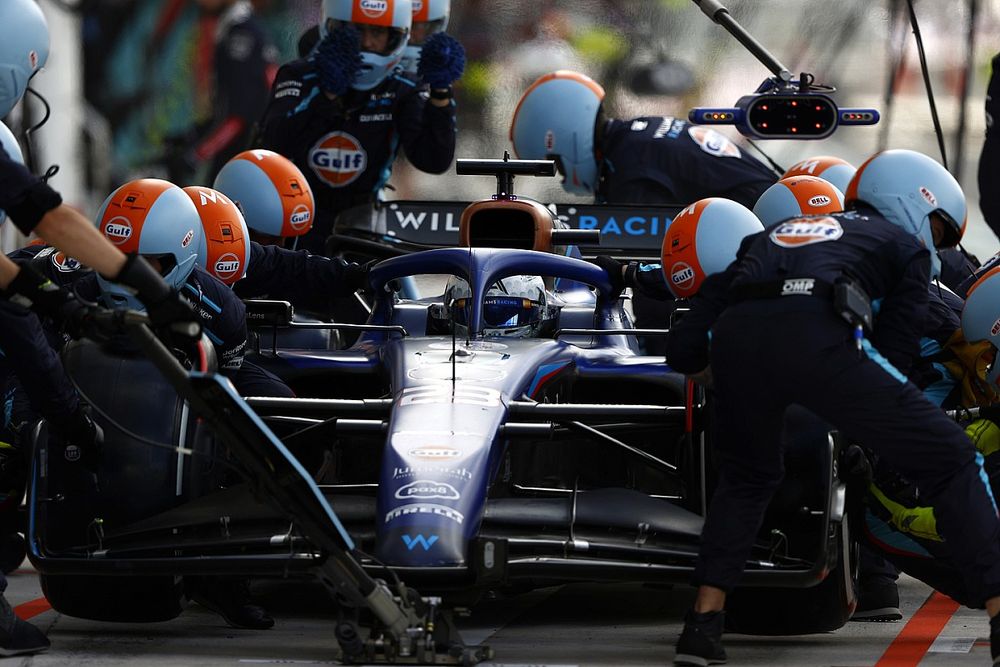 Alex Albon, Williams FW45, makes a stop