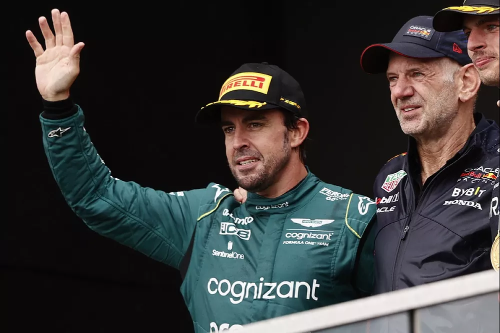 Podio: segundo lugar Fernando Alonso, Aston Martin F1 Team,  Adrian Newey, Director de Tecnolog&iacute;a Red Bull Racing, ganador Max Verstappen, Red Bull Racing, tercer lugar Lewis Hamilton, Mercedes-AMG,