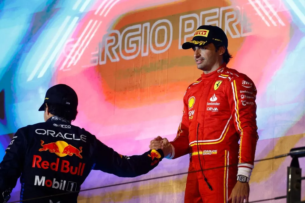 Podio: segundo lugar Sergio P&eacute;rez, Red Bull Racing, tercer lugar Carlos Sainz, Scuderia Ferrari