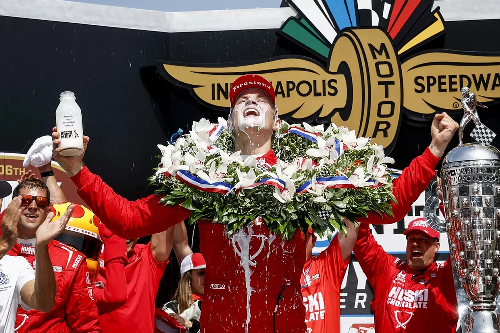 Le vainqueur Marcus Ericsson, Chip Ganassi Racing Honda, se verse le Lait sur le podium