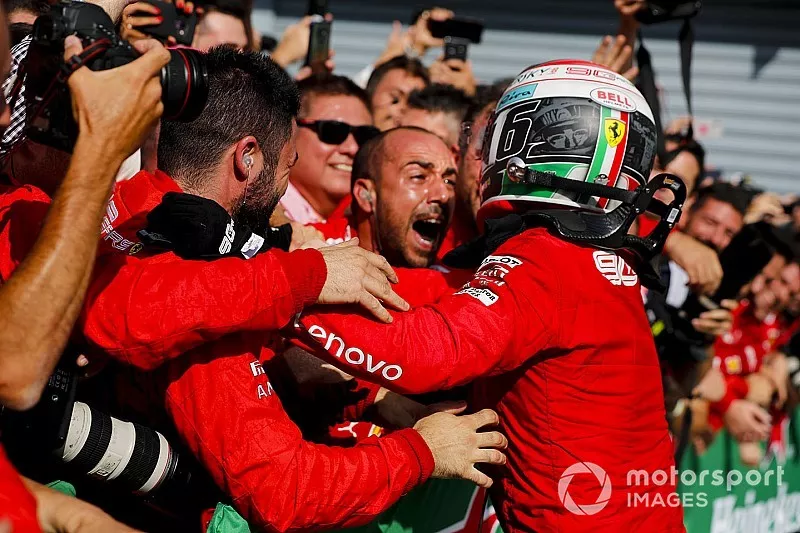 Le vainqueur Charles Leclerc, Ferrari dans le Parc Ferm&eacute; avec l'&eacute;quipe
