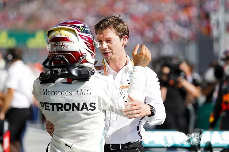 Winnaar Lewis Hamilton, Mercedes AMG F1 viert in Parc Ferme met James Vowles, Motorsport Strategy Director, Mercedes AMG F!